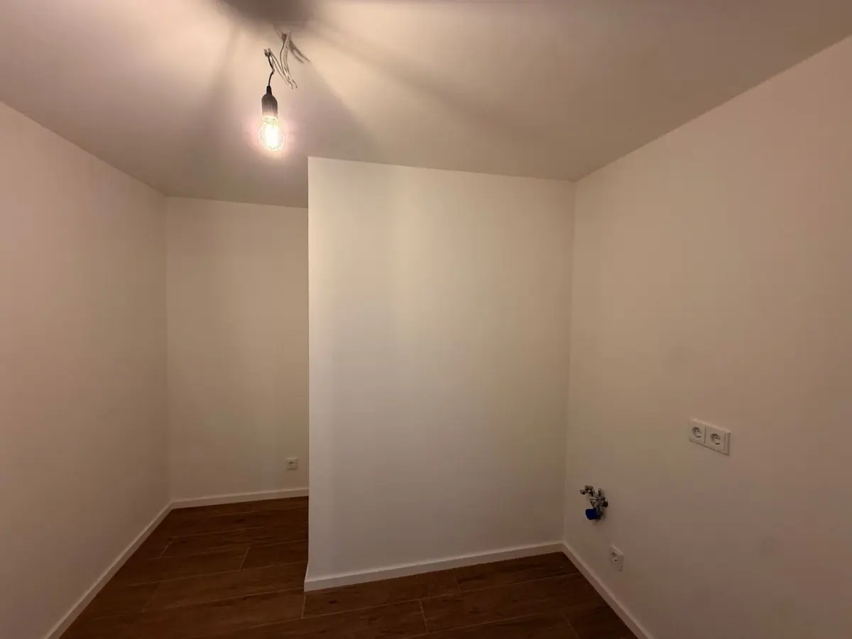 Leerer Raum mit Lampe