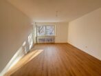 Schöne familienfreundliche 4-Zimmer-Wohnung mit Loggia nähe Augsburg-Kuhsee zu vermieten - Helles Wohnzimmer mit Loggia