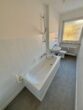 Schöne familienfreundliche 4-Zimmer-Wohnung mit Loggia nähe Augsburg-Kuhsee zu vermieten - Helles Badezimmer mit Wanne