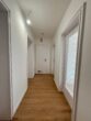 Schöne familienfreundliche 4-Zimmer-Wohnung mit Loggia nähe Augsburg-Kuhsee zu vermieten - Heller Flur mit Holzboden