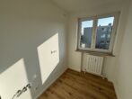 Helle 1,5-Zimmer-Wohnung mit Balkon in Neuperlach Süd - Leere Küche mit Fenster