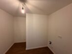 Hochwertiges 1-Zimmer-Apartment mit modernem Bad in Haar, Jagdfeldring - Leerer Raum mit Lampe