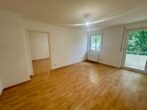 Ruhig gelegener Wohntraum mit Balkon und Gartenblick in München – Weißenseestraße - Wohnzimmer.JPEG