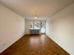 Schöne, modernisierte 2,5-Zimmer-Wohnung mit Balkon in Augsburg-Kriegshaber ab sofort frei - Wohnzimmer mit Parkettboden