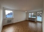 Schöne, modernisierte 2,5-Zimmer-Wohnung mit Balkon in Augsburg-Kriegshaber ab sofort frei - Helles Wohnzimmer mit Balkon