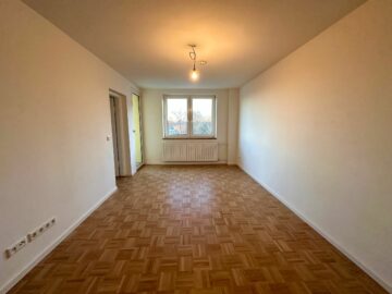 Frisch modernisierte, helle 2-Zimmer-Wohnung mit Balkon in Schweinau zu vermieten, 90441 Nürnberg, Etagenwohnung