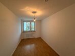 3-Zimmer-Wohnung mit Balkon und Parkblick in Haar-Jagdfeldring - Leere Wohnung mit Fenster