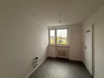 3-Zimmer-Wohnung mit Balkon und Parkblick in Haar-Jagdfeldring - Leere Küche mit Fenster
