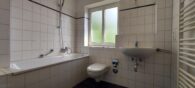 Familienfreundliche 3-Zimmer-Wohnung mit Balkon in Moosach - Bad