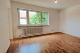 Familienfreundliche 3-Zimmer-Wohnung mit Balkon in Moosach - Wohnzimmer