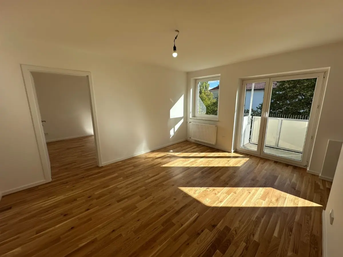 Helles Wohnzimmer mit Balkon