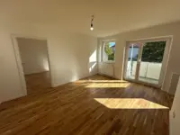 Helles Wohnzimmer mit Balkon