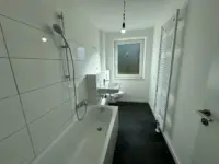 Helles modernes Badezimmer