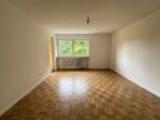 Schöne und helle 3-Zimmer-Wohnung mit 2 Loggien nähe Kuhsee zu vermieten - Geräumiges Wohnzimmer