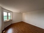 Ruhiges Wohnen im 5. Stock mit Balkonblick ins Grüne - Leeres Zimmer mit Fenster