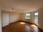 Ruhiges Wohnen im 5. Stock mit Balkonblick ins Grüne - Helles Wohnzimmer mit Balkon