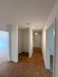 Ruhige 3-Zimmer-Wohnung mit guter Anbindung - Heller Flur mit Parkettboden