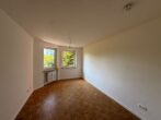 Ruhige 3-Zimmer-Wohnung mit guter Anbindung - Leerer Raum mit Fenster
