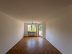 Ruhige 3-Zimmer-Wohnung mit guter Anbindung - Leeres Wohnzimmer mit Fenster