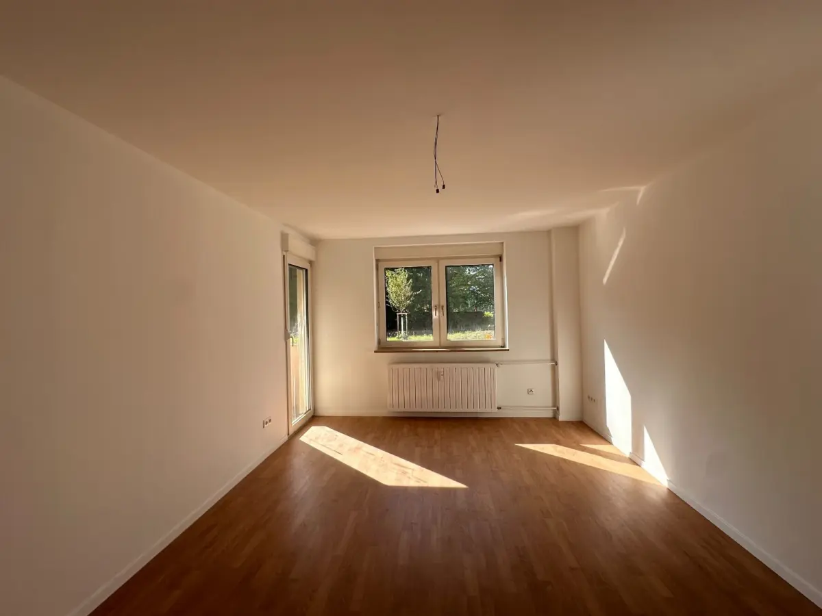 Wohnzimmer mit Balkonzugang
