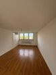 3-Zimmer-Wohnung mit schönen Ausblick - Helles Wohnzimmer mit Parkett