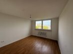 3-Zimmer-Wohnung mit schönen Ausblick - Helles Wohnzimmer mit Fenster