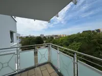 Balkon mit Stadtblick