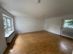 Modernisierte 3-Zimmer-Wohnung mit Balkon in Haar - Wohnzimmer mit Balkon