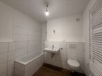 Sonniger Balkon mit Blick ins Grüne – 3 Zimmer im 3. Stock in München - Modernes Badezimmer