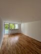 Sonniger Balkon mit Blick ins Grüne – 3 Zimmer im 3. Stock in München - Helles Wohnzimmer mit Fenster