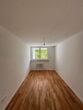 Sonniger Balkon mit Blick ins Grüne – 3 Zimmer im 3. Stock in München - Leerer Raum mit Fenster