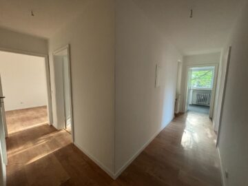 Schöne, helle & renovierte 3-Zimmer-Wohnung mit zwei Balkonen nähe Kuhsee zu vermieten, 86163 Augsburg, Etagenwohnung