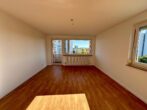 Sonnige 2-Zimmer-Wohnung mit Balkon in Nürnberg - Helles Wohnzimmer mit Balkon