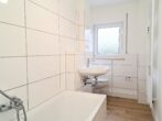 Top sanierte 2,5-Zimmer-Wohnung mit Wohlfühlfaktor in ruhiger Lage von Moosach - Modernes Badezimmer