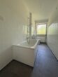 Schöne familienfreundliche 4-Zimmer-Wohnung mit Loggia nähe Augsburg-Kuhsee zu vermieten - Badezimmer mit Wanne