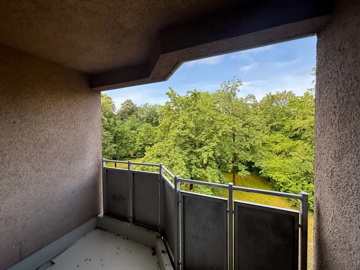 Balkon mit grünem Ausblick