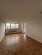 3-Zimmer-Wohnung mit schönen Ausblick - Leeres Wohnzimmer mit Parkett