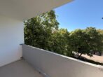 Freundliche 3-Zimmer-Wohnung mit Loggia - Balkon mit Baumansicht