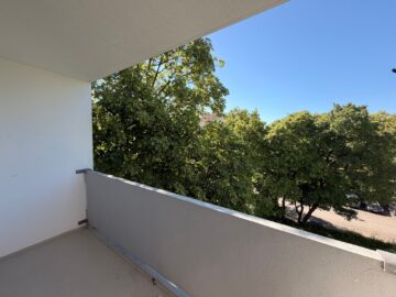 Freundliche 3-Zimmer-Wohnung mit Loggia, 81927 München, Etagenwohnung