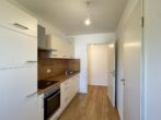 Neubau 2019: Helle 2-Zimmer-Wohnung in innenstadtnaher Lage - Küche mit Blick Abstellraum