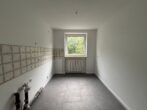 Schöne 2-Zimmer-Wohnung mit Loggia im Bärenkeller zu vermieten - Leere Küche mit Fenster