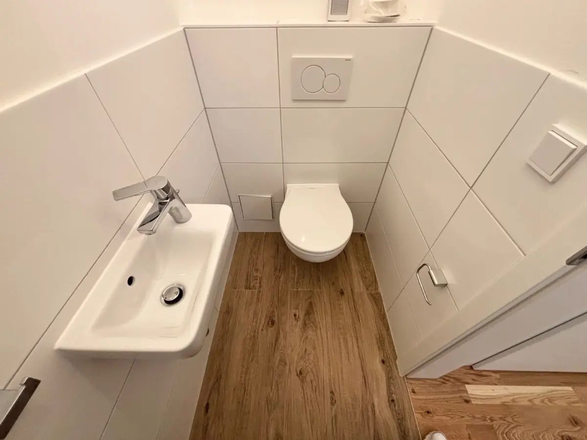 separates WC