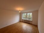 2-Zimmer-Wohnung mit Balkon und Parkblick in Haar-Jagdfeldring - Helles Wohnzimmer
