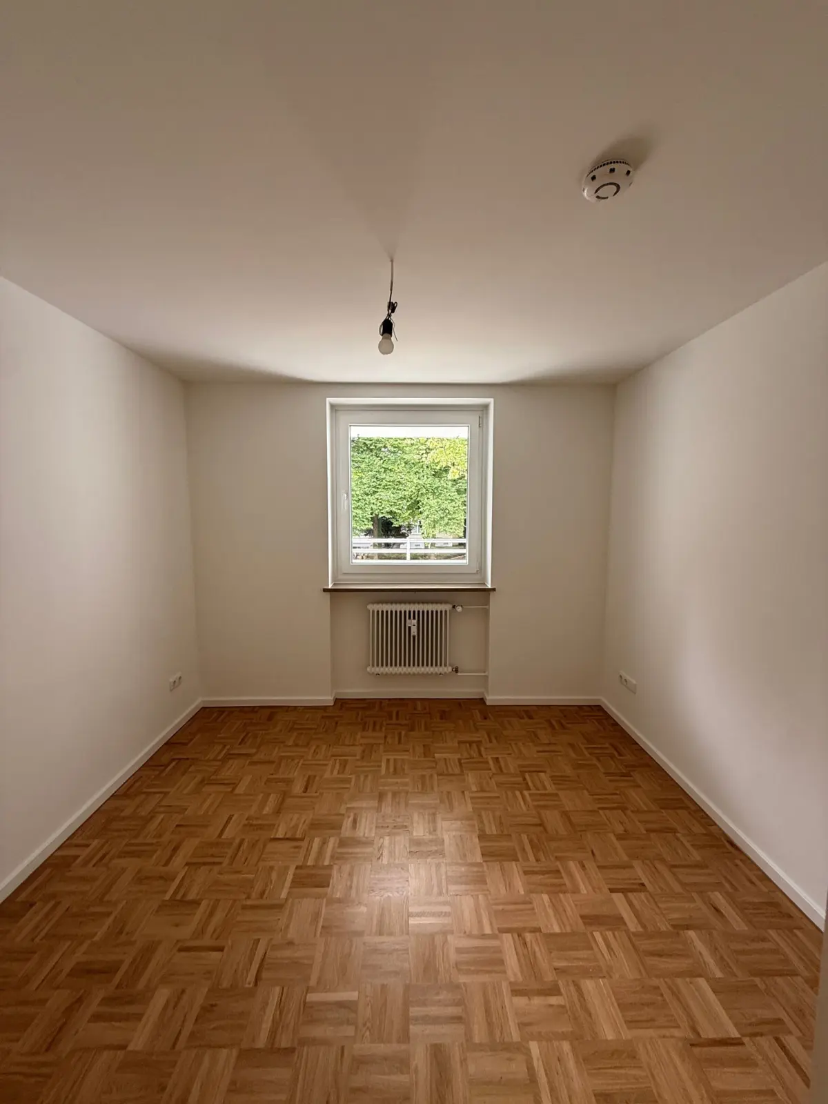 Leeres Zimmer mit Fenster