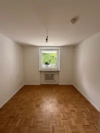 Leeres Zimmer mit Fenster