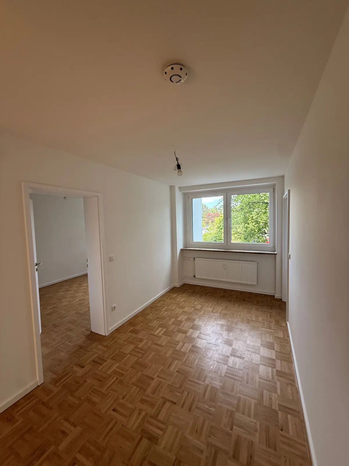 Leeres Zimmer mit Fenster