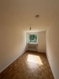 Helles Zimmer mit Parkettboden