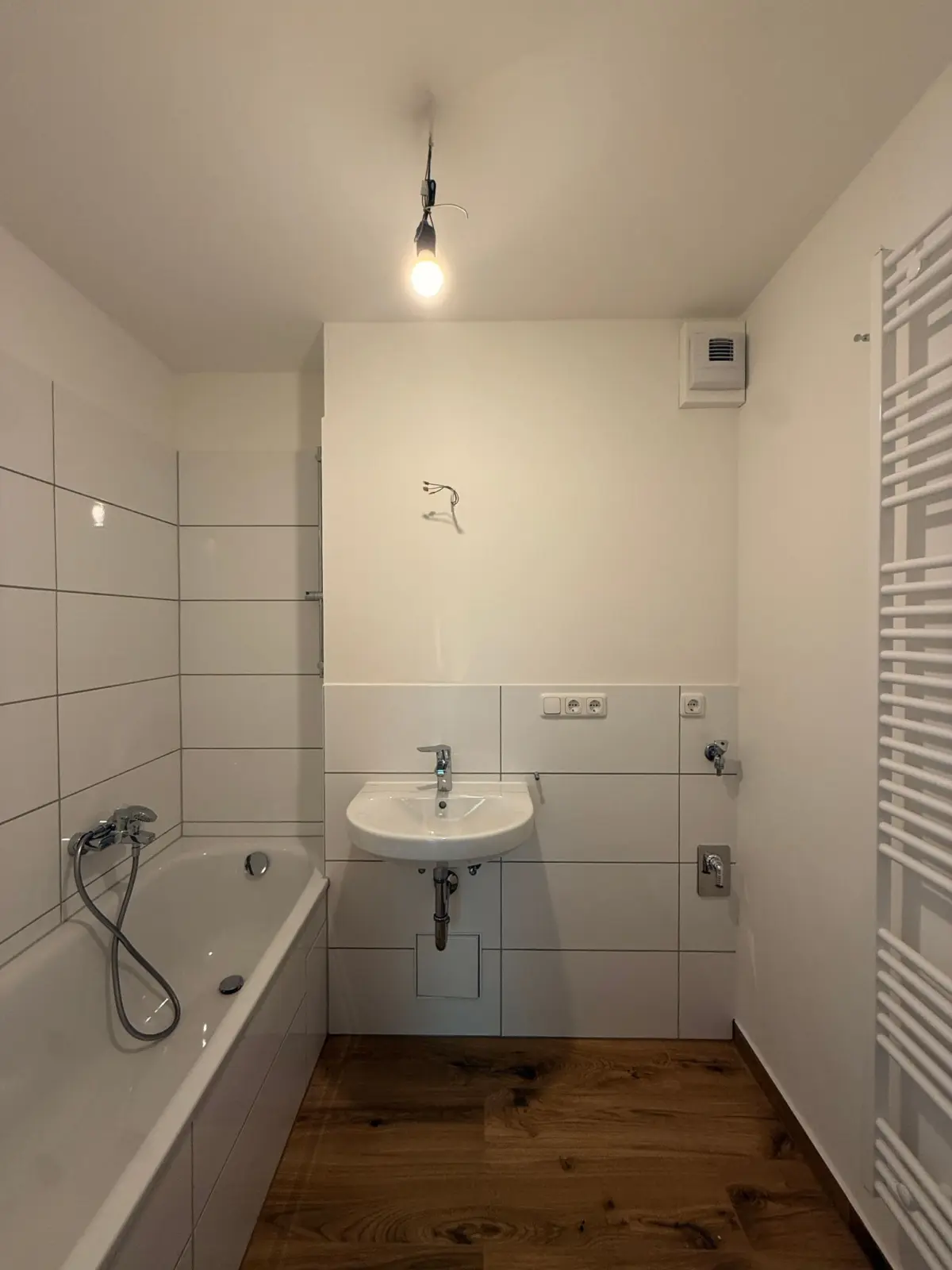 Modernes Bad mit Wanne