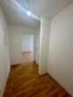 Hofnaher Balkon mit Blick ins Grüne: 2-Zimmer-Wohnung zur Miete in München-Chiemgaustraße - Flur.JPEG
