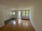 Hofnaher Balkon mit Blick ins Grüne: 2-Zimmer-Wohnung zur Miete in München-Chiemgaustraße - Wohnzimmer.JPEG